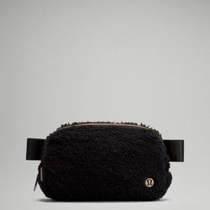 lululemon everywhere fleece belt bag in black